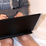 3 Gangguan Kesehatan Akibat Sering Memangku Laptop